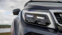 Nissan Navara Dark Sky - prawy przedni reflektor - w??czony