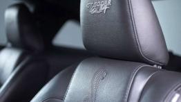 Ford Mustang Shelby - zagłówek na fotelu kierowcy, widok z przodu