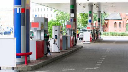 Orlen pod ostrzałem: Rekordowe marże rafineryjne w dobie kryzysu. Czy rząd wprowadzi „hamulec polityczny”?