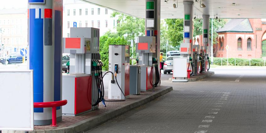 Orlen pod ostrzałem: Rekordowe marże rafineryjne w dobie kryzysu. Czy rząd wprowadzi „hamulec polityczny”?