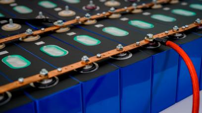 Baterie LFP vs NMC – dlaczego tańsza technologia podbija rynek aut elektrycznych?
