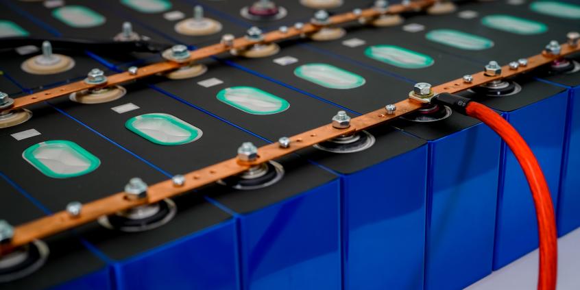 Baterie LFP vs NMC – dlaczego tańsza technologia podbija rynek aut elektrycznych?