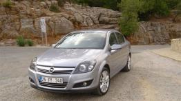 Opel Astra H Sedan - galeria redakcyjna - widok z przodu