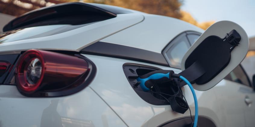 Elektryki rosną w Europie jak nigdy wcześniej. Już co 5. nowe auto jest na prąd, Polska zostaje w tyle