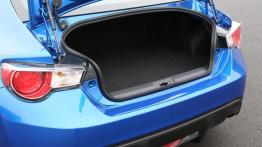 Subaru BRZ - tył - bagażnik otwarty