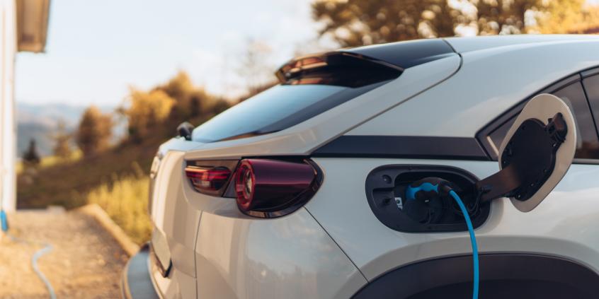 Jak rozliczyć ładowanie auta służbowego w domu w 2026 roku? Część 2: Źródła energii i optymalizacja techniczna