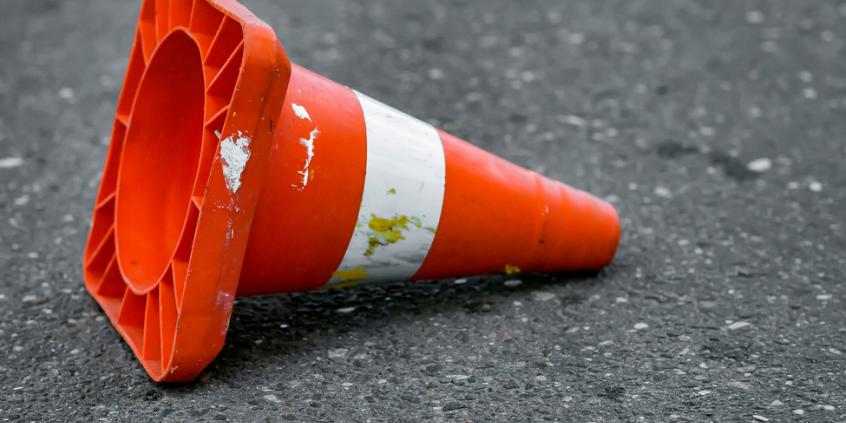 Widzisz pachołek przy leśnej drodze? To ważny sygnał dla strażaków