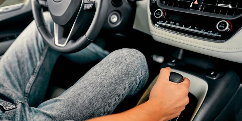 Elektryczny hamulec postojowy ma ukrytą funkcję. Może zatrzymać auto podczas jazdy