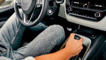 Elektryczny hamulec postojowy ma ukrytą funkcję. Może zatrzymać auto podczas jazdy