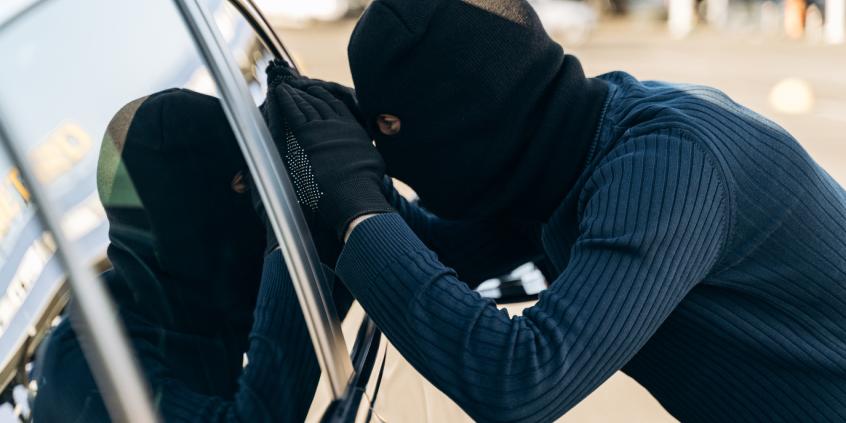 Nowy sposób kradzieży w Warszawie. Na Bielanach rozbierają Toyoty na części