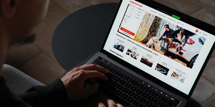 Zakup auta firmowego w 100% online — od wyboru po dostawę pod siedzibę