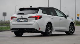 Toyota Corolla 2026: 1.8 Hybrid vs 2.0 Hybrid - czy dopłata do mocniejszego napędu zwraca się przy odsprzedaży?