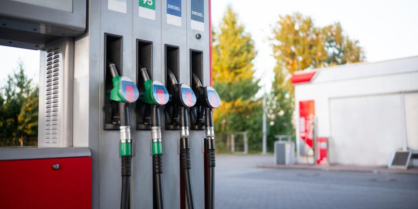 Tankujesz benzynę premium? W niektórych silnikach może przynieść więcej szkody niż pożytku