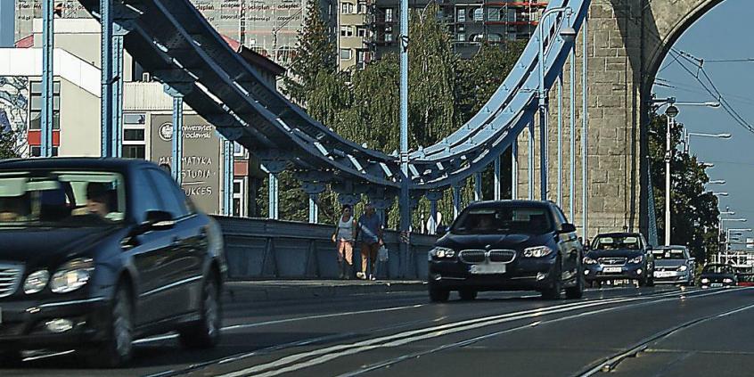 Wyprzedzanie na podwójnej ciągłej rowerzystów jest niezgodne z prawem. Ministerstwo ma inną propozycję