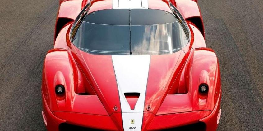 Ferrari FXX - bolid F1 w czerwonym płaszczyku